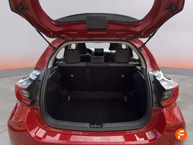 Usado Toyota Yaris Hybrid Active 116 CV (85 kW) 2023 Rojo Utilitario