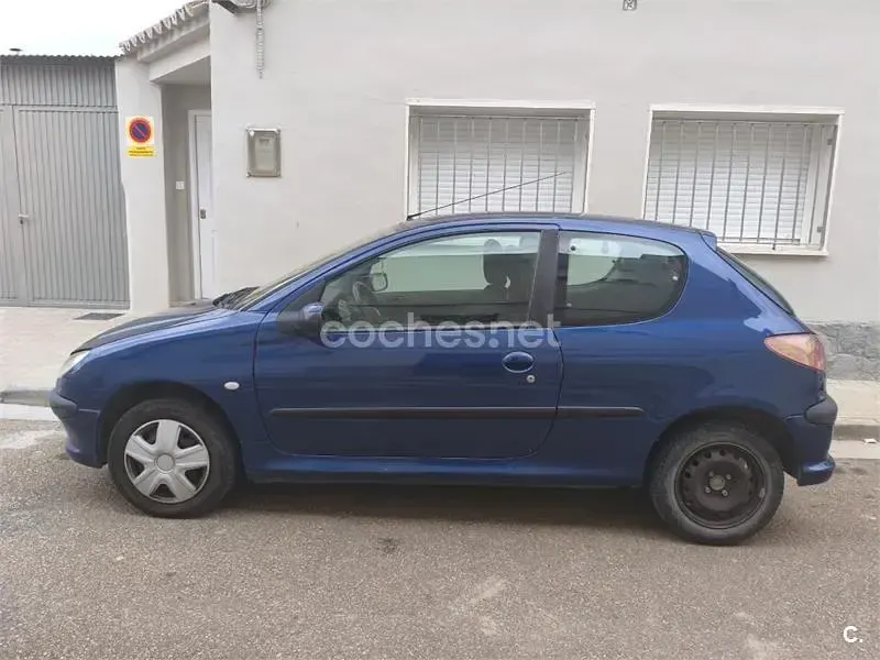 Usado Peugeot 206 70 CV (51 kW) 2003 Azul Berlina