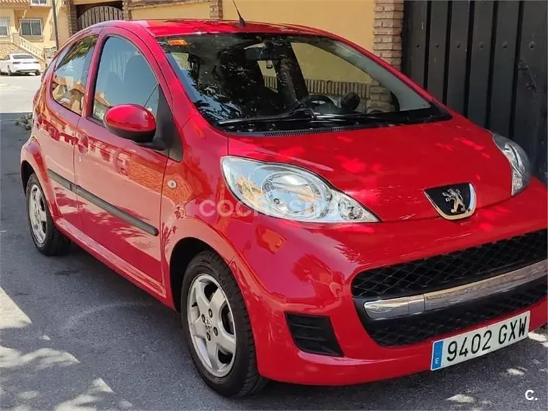 Usado Peugeot 107 68 CV (50 kW) 2010 Rojo Utilitario