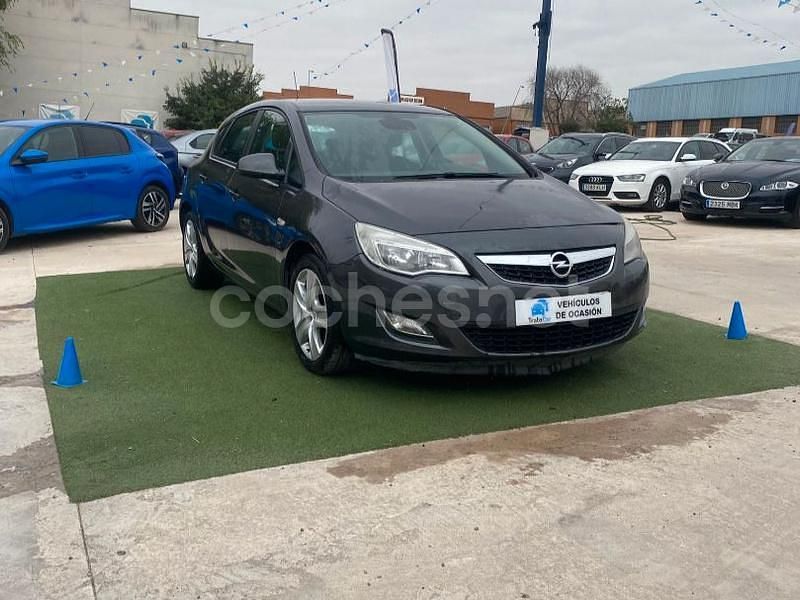 Gris / plata Usado 2011 Opel Astra Enjoy Berlina | 4999 € (Precio justo) - Imagen 1/4