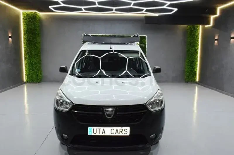 Usado Dacia Dokker Essentiel 102 CV (75 kW) 2019 Blanco Monovolumen
