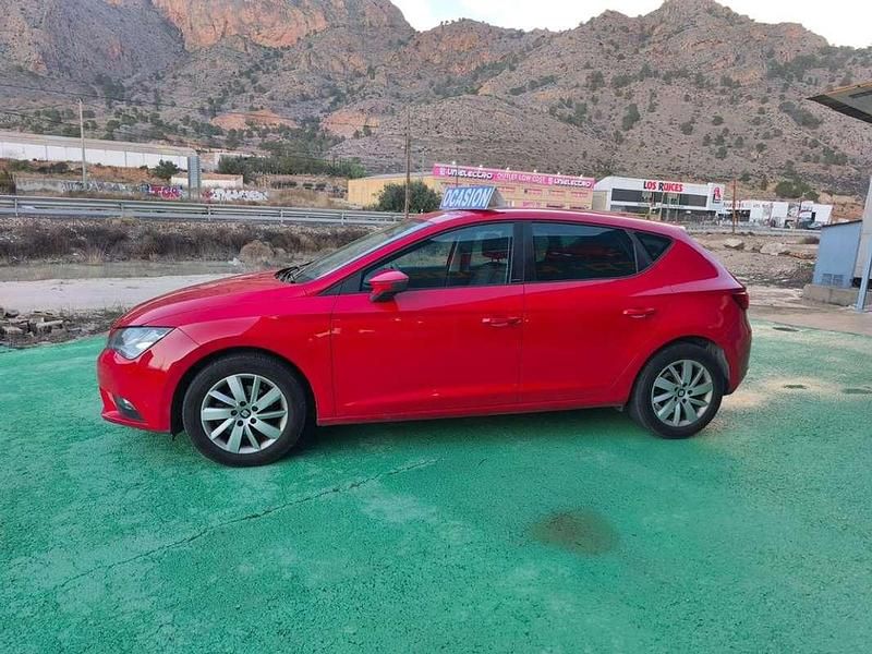 Usado Seat Leon ST Reference 110 CV (80 kW) 2017 Rojo Familiar