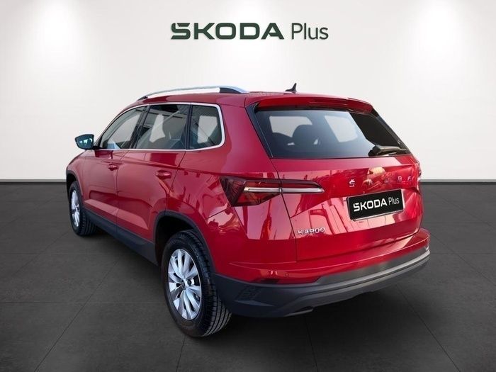 Rojo Usado 2024 Skoda Karoq Selection SUV | 27.900 € (Un poco caro) - Imagen 1/4