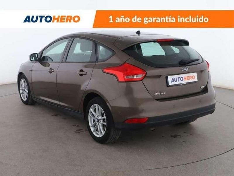 Usado Ford Focus Trend+ 126 CV (92 kW) 2016 Marrón Berlina