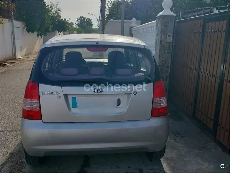 Usado Kia Picanto LX 65 CV (47 kW) 2005 Gris / plata Utilitario