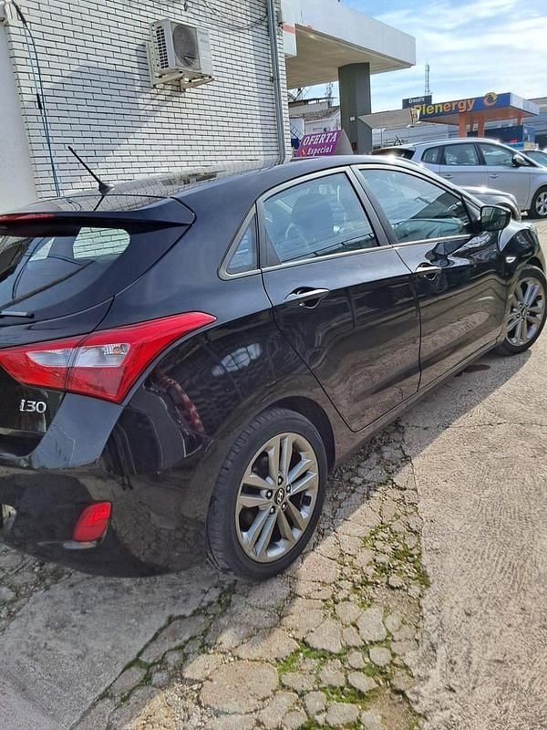 Usado Hyundai i30 GO! 100 CV (73 kW) 2015 Negro