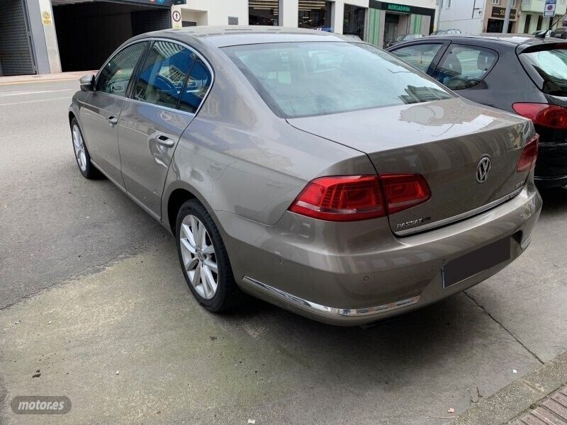 Usado VW Passat Highline 143 CV (105 kW) 2012 Marrón Berlina