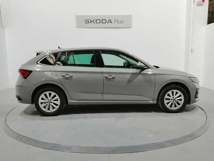 Usado Skoda Scala Selection 115 CV (84 kW) 2025 Gris / plateado Utilitario