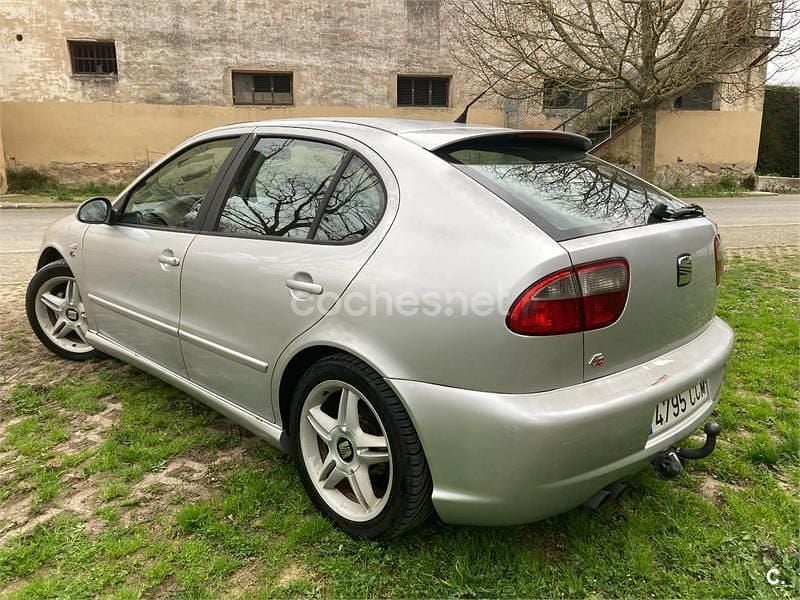 Usado Seat Leon Sport 150 CV (110 kW) 2002 Gris / plata Utilitario