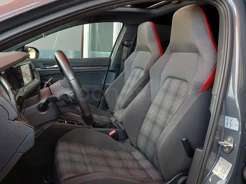 Usado VW Golf VIII GTI 245 CV (180 kW) 2021 Gris / plata Berlina