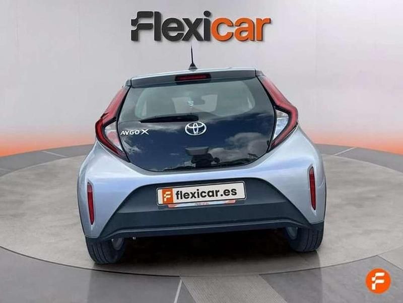 Usado Toyota Aygo Live 68 CV (50 kW) 2023 Gris Utilitario