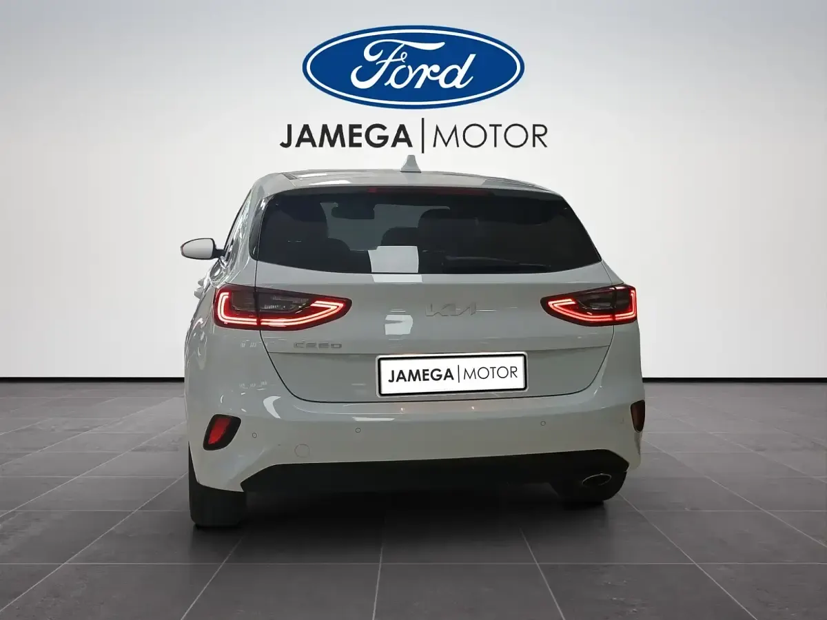 Usado Kia Ceed 120 CV (88 kW) 2022 Blanco Utilitario