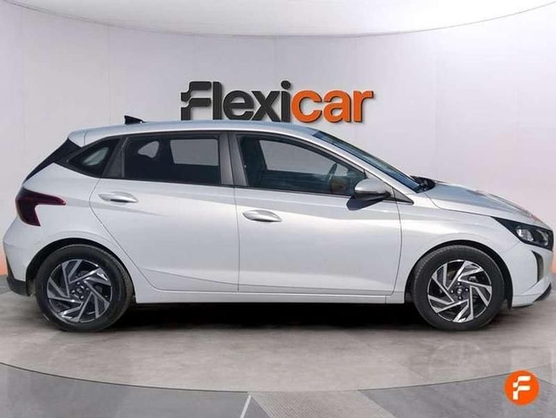 Usado Hyundai i20 84 CV (61 kW) 2024 Gris Utilitario