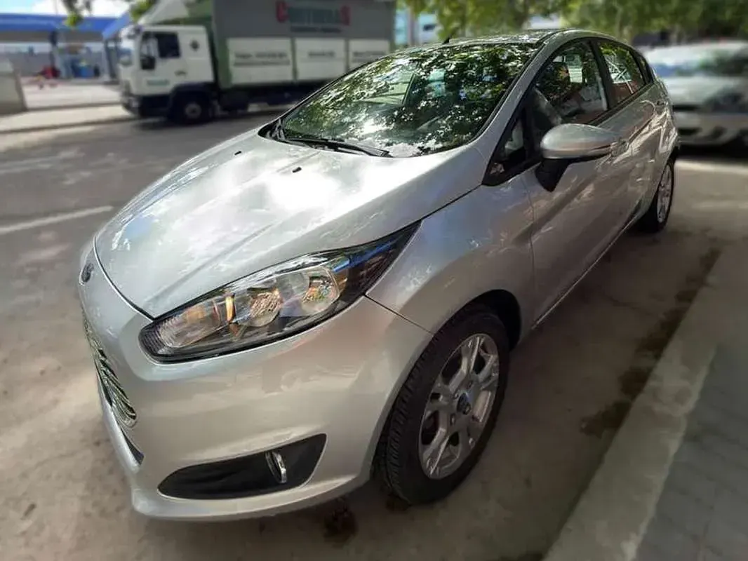 Usado Ford Fiesta Trend 82 CV (60 kW) 2013 Gris Berlina