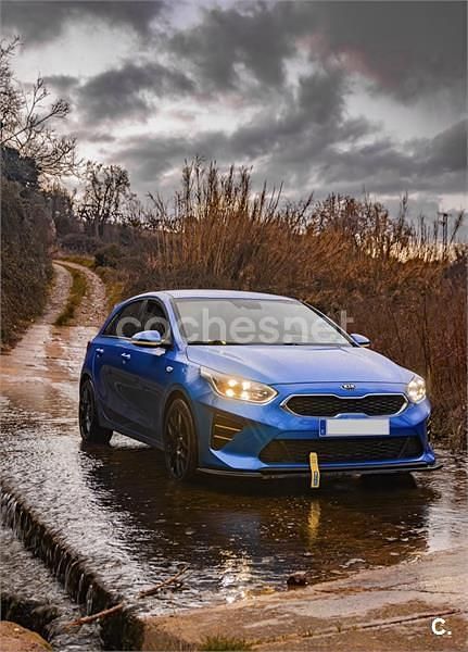 Usado Kia Ceed 100 CV (73 kW) 2019 Azul Utilitario