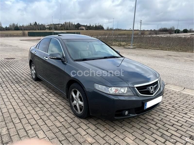 Usado Honda Accord Executive 140 CV (102 kW) 2005 Gris / plata Berlina