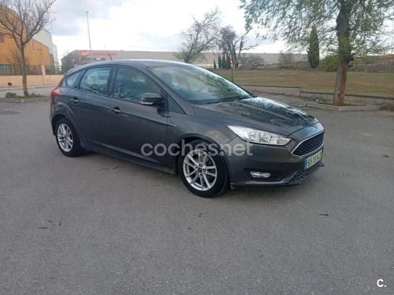 Usado Ford Focus Trend 125 CV (91 kW) 2018 Gris / plata Berlina