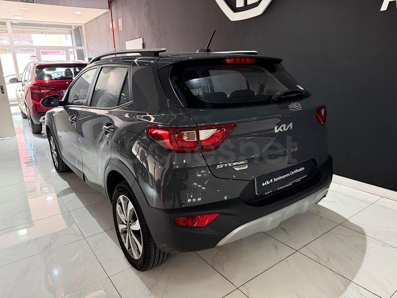 Usado Kia Stonic 100 CV (73 kW) 2025 Gris / plata SUV
