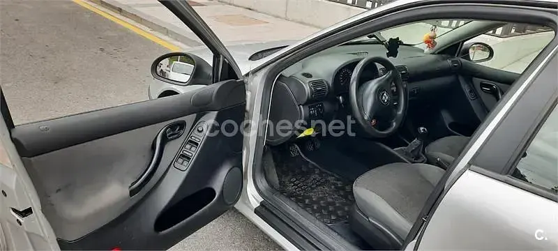 Usado Seat Toledo Stella 110 CV (80 kW) 2004 Gris / plata Berlina