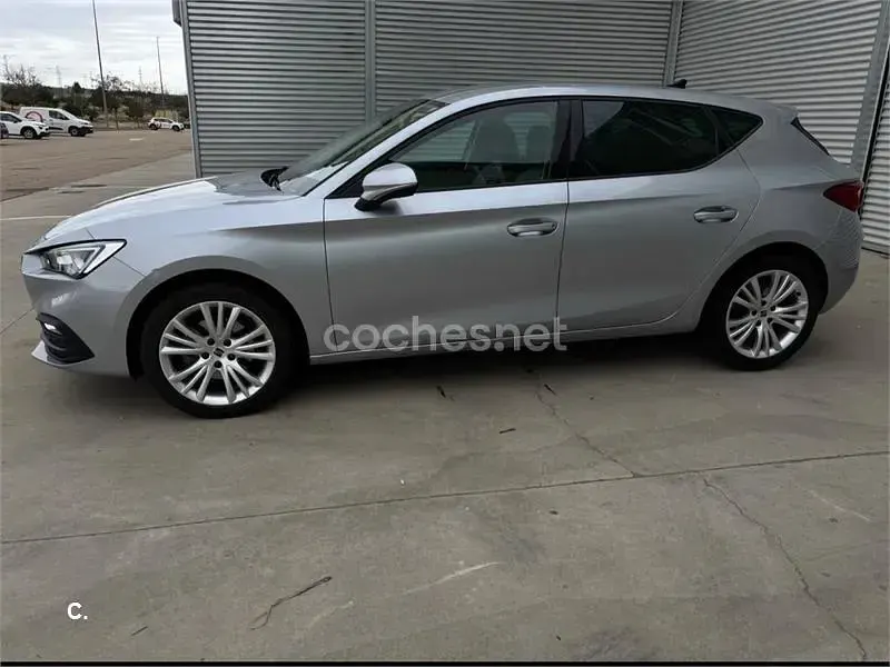 Usado Seat Leon Style 130 CV (95 kW) 2021 Gris / plata Berlina