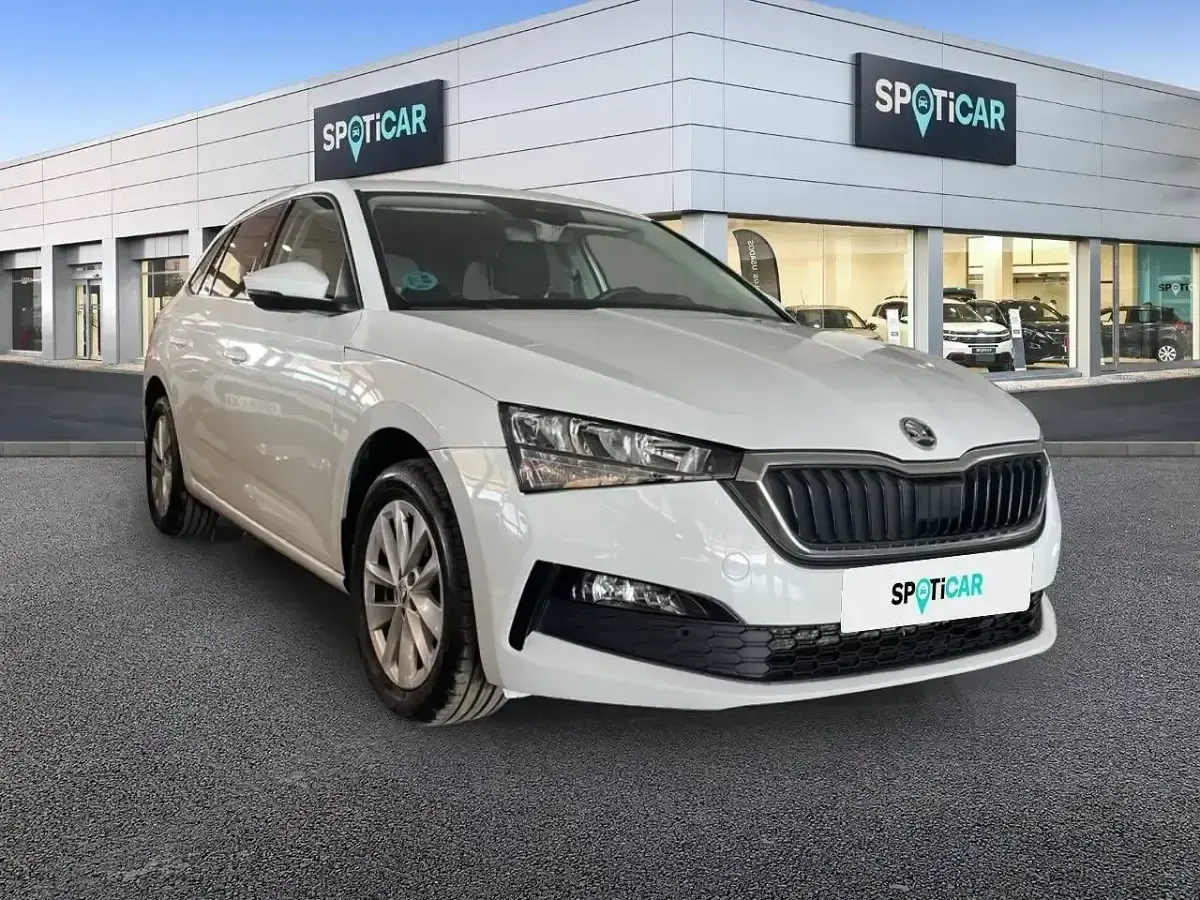 Usado Skoda Scala Selection 115 CV (84 kW) 2024 Blanco Utilitario