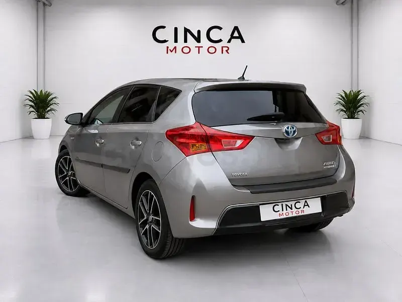 Usado Toyota Auris Hybrid Advance 136 CV (100 kW) 2015 Gris / plata Berlina