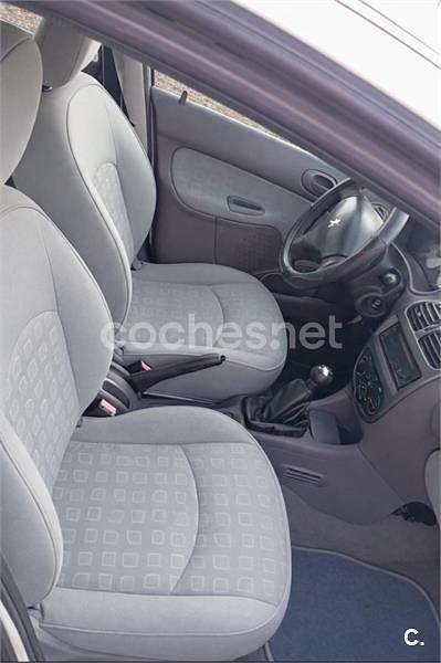 Usado Peugeot 206 75 CV (55 kW) 2004 Blanco Berlina
