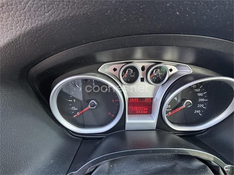 Usado Ford Focus Trend 136 CV (100 kW) 2009 Gris / plata Berlina