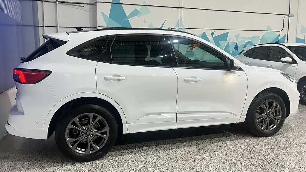 Usado Ford Kuga ST-Line X 225 CV (165 kW) 2022 Blanco SUV
