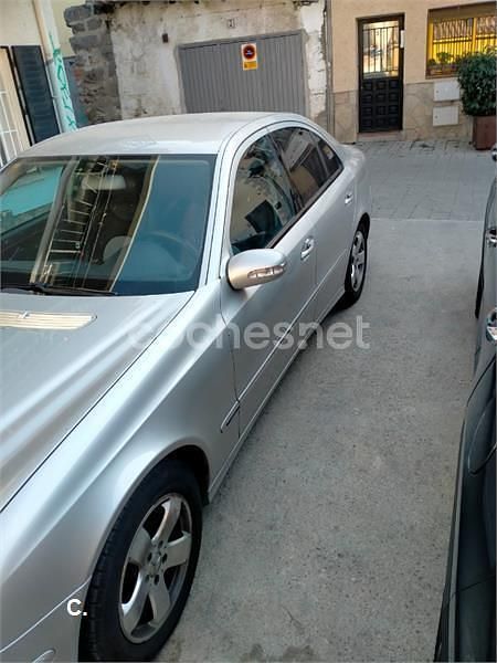 Usado Mercedes E270 Elegance 170 CV (125 kW) 2003 Gris / plata Berlina