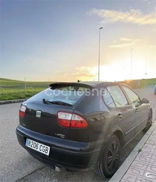 Usado Seat Leon 90 CV (66 kW) 2003 Negro Utilitario