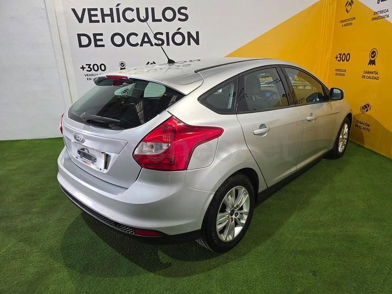 Usado Ford Focus Trend 105 CV (77 kW) 2011 Gris / plata Berlina