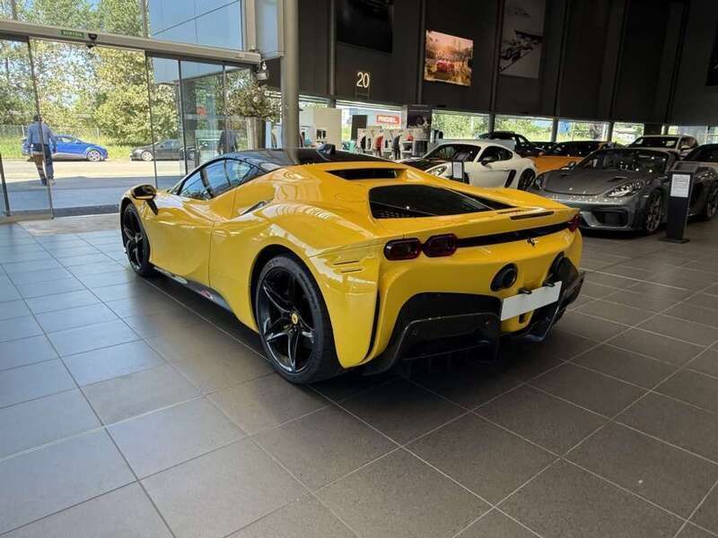 Usado Ferrari SF90 1001 CV (736 kW) 2020 Amarillo Coupe