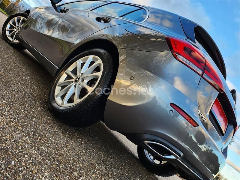 Usado Mercedes A250 224 CV (164 kW) 2019 Gris / plata Berlina