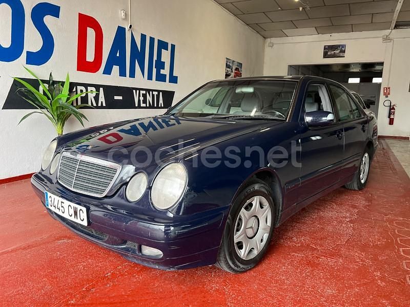 Azul Usado 2001 Mercedes E220 Avantgarde Berlina | 2900 € - Imagen 1/4