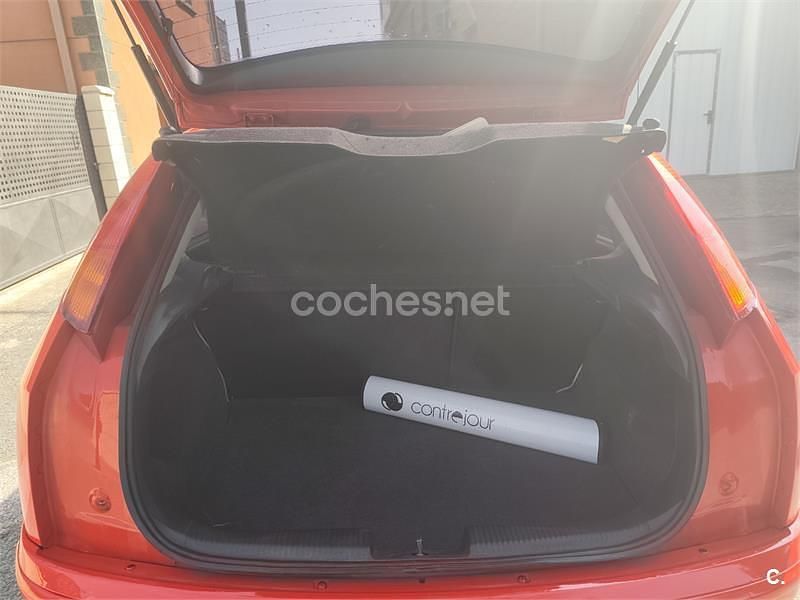 Usado Ford Focus Trend 100 CV (73 kW) 2002 Rojo Berlina