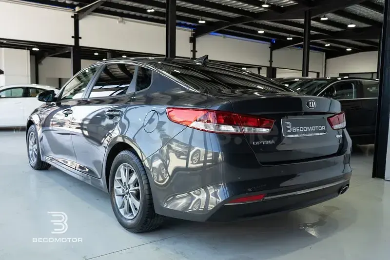 Usado Kia Optima 141 CV (103 kW) 2017 Gris / plata Berlina