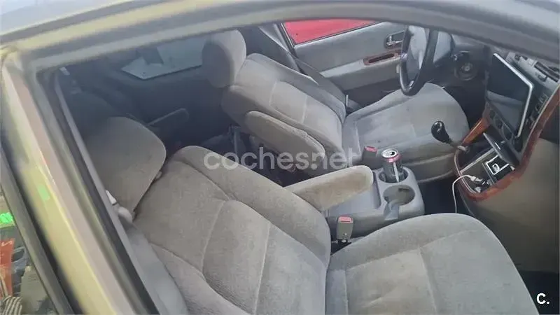 Usado Kia Carnival EX 144 CV (105 kW) 2004 Gris / plata Monovolumen