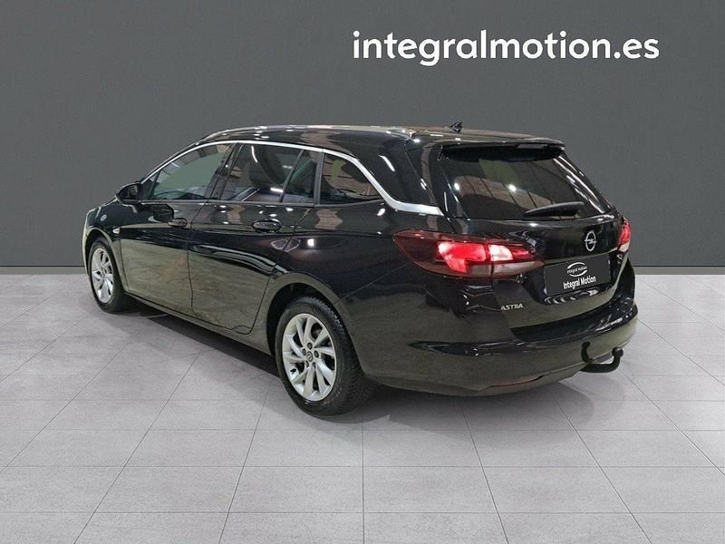 Usado Opel Astra Elegance 130 CV (95 kW) 2021 Negro Berlina