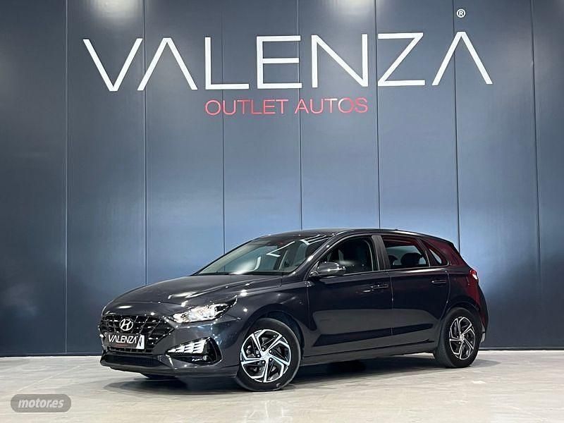 Usado Hyundai i30 110 CV (80 kW) 2023 Gris Berlina