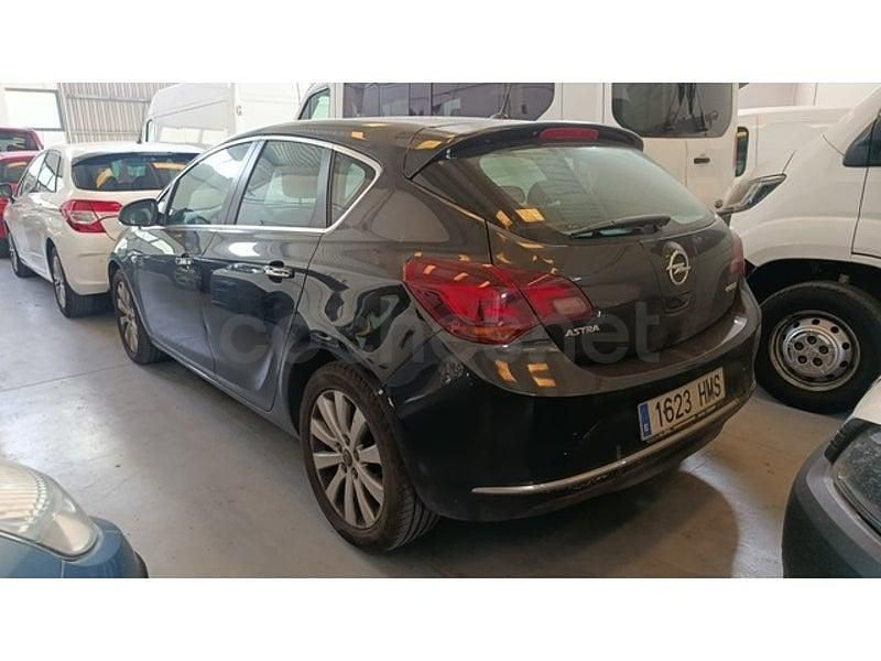 Używany Opel Astra Excellence 130 KM (95 kW) 2012 Czarny Sedan/Limuzyna