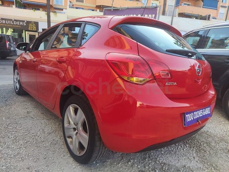 Usado Opel Astra Edition 90 CV (66 kW) 2010 Rojo Berlina