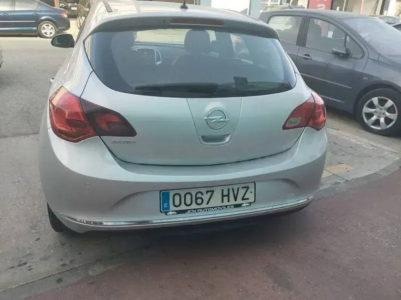 Usado Opel Astra Selective 116 CV (85 kW) 2014 Gris / plata Berlina