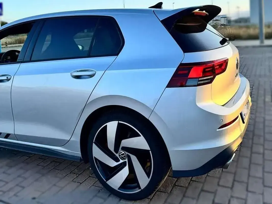 Usado VW Golf VIII GTI 300 CV (220 kW) 2022 Gris Utilitario