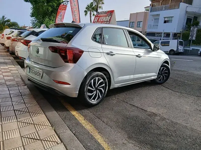 Usado VW Polo 95 CV (69 kW) 2021 Gris / plata Utilitario