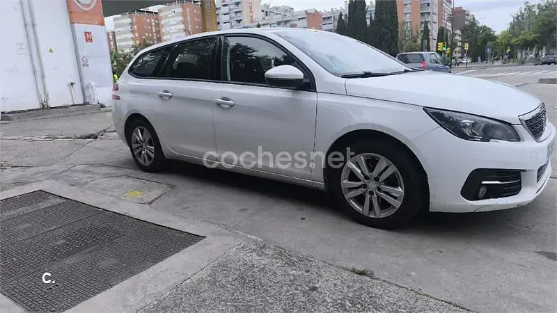 Usado Peugeot 308 130 CV (95 kW) 2021 Blanco Familiar