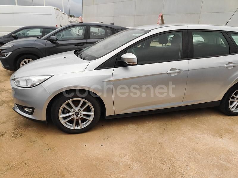 Usado Ford Focus Trend 125 CV (91 kW) 2017 Gris / plata Familiar