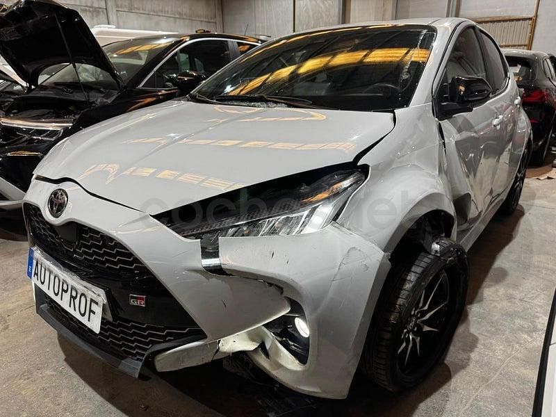 Usado Toyota Yaris Hybrid Sport 116 CV (85 kW) 2022 Gris / plata Berlina