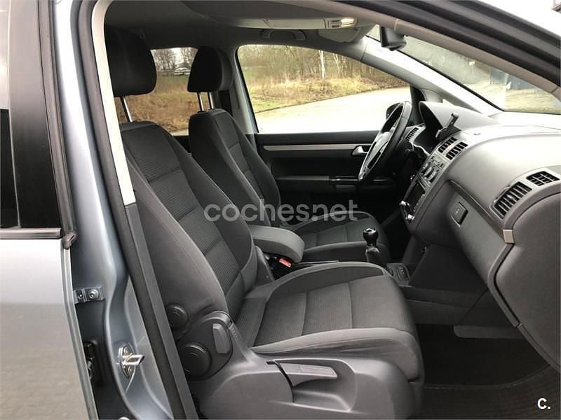 Usado VW Touran 140 CV (102 kW) 2009 Gris / plata Monovolumen