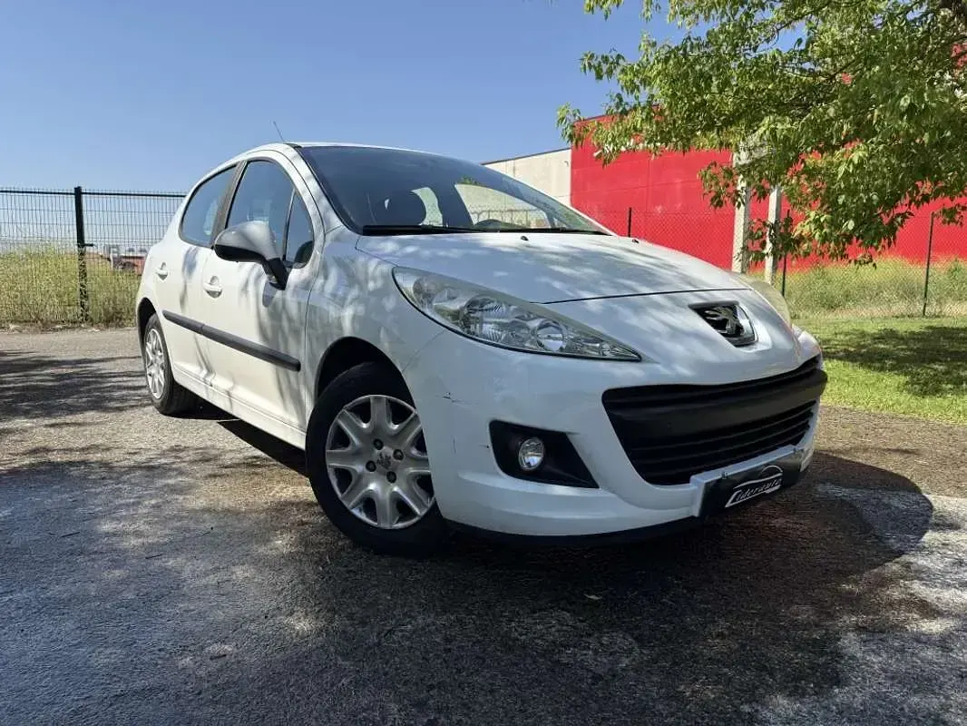 Begagnad Peugeot 207 70 HK (51 kW) 2010 Vit Halvkombi